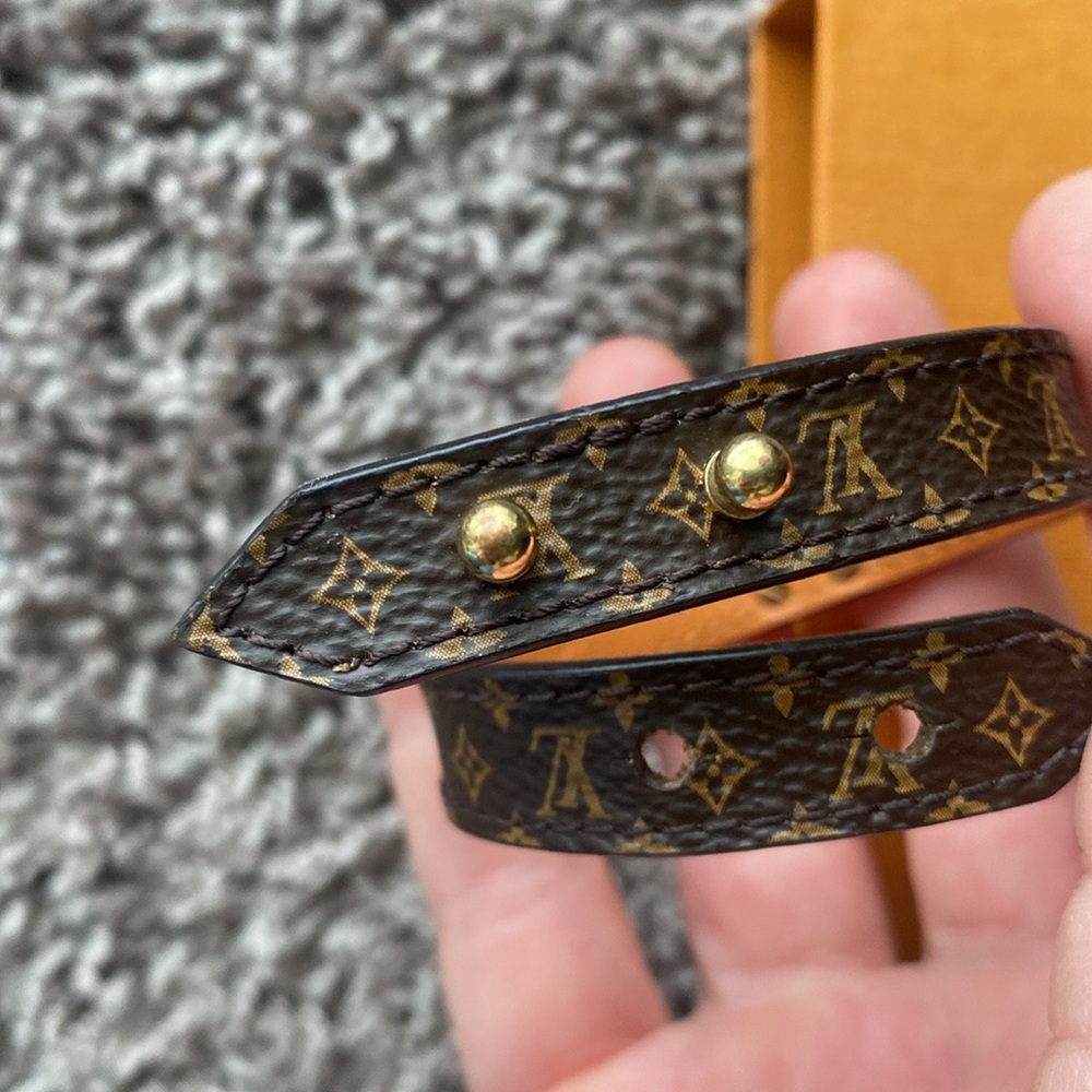 Louis Vuitton Monogram Essential V Bracelet - Picture 2 of 6